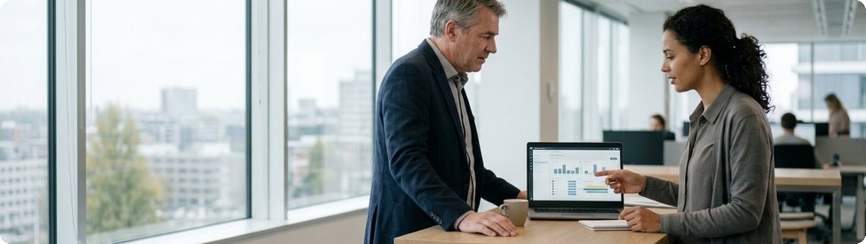 Facility manager en collega bekijken een overzicht van meldingen en kosten